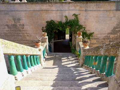 ...percorriamo la scala monumentale a due rampe esterna che ci conduce al piano nobile, diviso oggi in due appartamenti